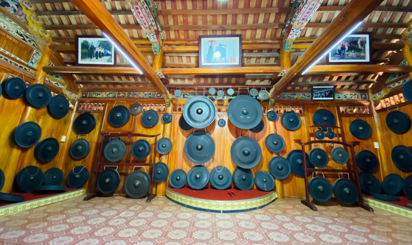 Gian trưng bày hàng trăm chiêng Mường cổ được nghệ nhân Bùi Thanh Bình nâng niu, gìn giữ như báu vật Gian trưng bày hàng trăm chiêng Mường cổ được nghệ nhân Bùi Thanh Bình nâng niu, gìn giữ như báu vật