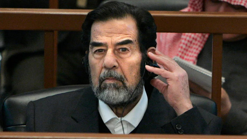 Ông Saddam Hussein trong một phiên tòa xét xử năm 2006
