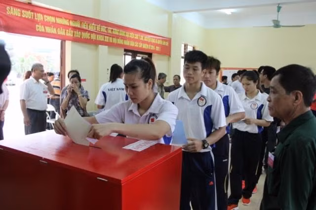 Công dân đủ 18 tuổi tính đến ngày bầu cử thì được xác định đủ tuổi đi bầu cử. Ảnh: Lam Thanh