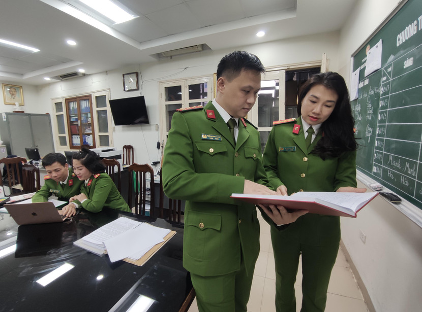 Đại úy Trần Hoàng Giang thường xuyên trao đổi kinh nghiệm với đồng đội Đại úy Trần Hoàng Giang thường xuyên trao đổi kinh nghiệm với đồng đội
