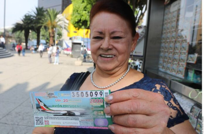 Người dân háo hức hy vọng có thể trúng giải cao nhất trị giá 1 triệu USD