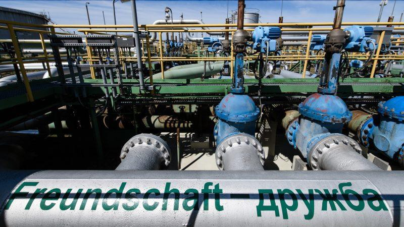 Đường ống dẫn dầu mang tên Druzhba - có nghĩa là Hữu Nghị từ Nga sang Hungary