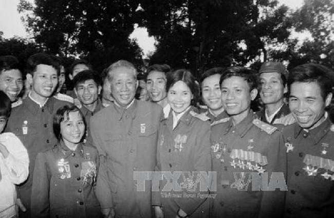 Tổng Bí thư Lê Duẩn với các đại biểu Thanh niên Quân đội tham dự Đại hội đại biểu Đoàn Thanh niên Cộng sản Hồ Chí Minh toàn quốc lần thứ IV tại Hà Nội (ngày 20-2-1980). Ảnh: Văn Bảo - TTXVN Tổng Bí thư Lê Duẩn với các đại biểu Thanh niên Quân đội tham dự Đại hội đại biểu Đoàn Thanh niên Cộng sản Hồ Chí Minh toàn quốc lần thứ IV tại Hà Nội (ngày 20-2-1980). Ảnh: Văn Bảo - TTXVN