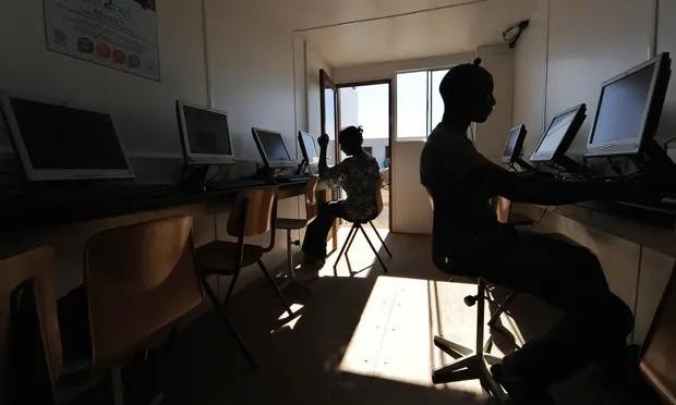 Các chuyên gia cho rằng, sự gia tăng tội phạm mạng ở châu Phi là do tốc độ sử dụng Internet tăng nhanh theo sau hậu quả của đại dịch Covid-19 Các chuyên gia cho rằng, sự gia tăng tội phạm mạng ở châu Phi là do tốc độ sử dụng Internet tăng nhanh theo sau hậu quả của đại dịch Covid-19