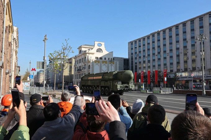 Người dân theo dõi tên lửa đạn đạo liên lục địa Yars di chuyển trên đường phố ngay trước lễ duyệt binh