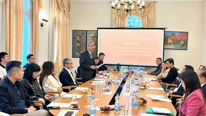 Tọa đàm “Lấy ý kiến đóng góp của đội ngũ trí thức, doanh nhân, kiều bào người Việt Nam tại Cộng hòa Liên bang Đức vào Dự thảo văn kiện Đại hội XIV của Đảng”. (Ảnh: Đại sứ quán Việt Nam tại CHLB Đức)