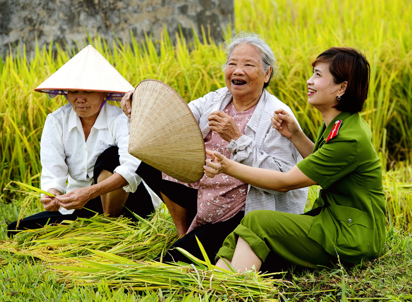 Việc tăng cường công tác giáo dục chính trị, tư tưởng sẽ giúp cán bộ, đảng viên trong lực lượng công an xã thật sự trong sạch, vững mạnh, gần gũi, thân thiện, gắn bó mật thiết với nhân dân Việc tăng cường công tác giáo dục chính trị, tư tưởng sẽ giúp cán bộ, đảng viên trong lực lượng công an xã thật sự trong sạch, vững mạnh, gần gũi, thân thiện, gắn bó mật thiết với nhân dân