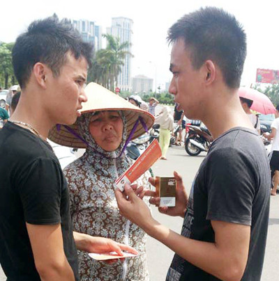 Người hâm mộ vật vạ, phe vé vẫn lộng hành ảnh 2 Người hâm mộ vật vạ, phe vé vẫn lộng hành ảnh 2