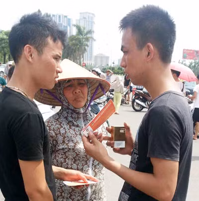 Người hâm mộ vật vạ, phe vé vẫn lộng hành ảnh 2