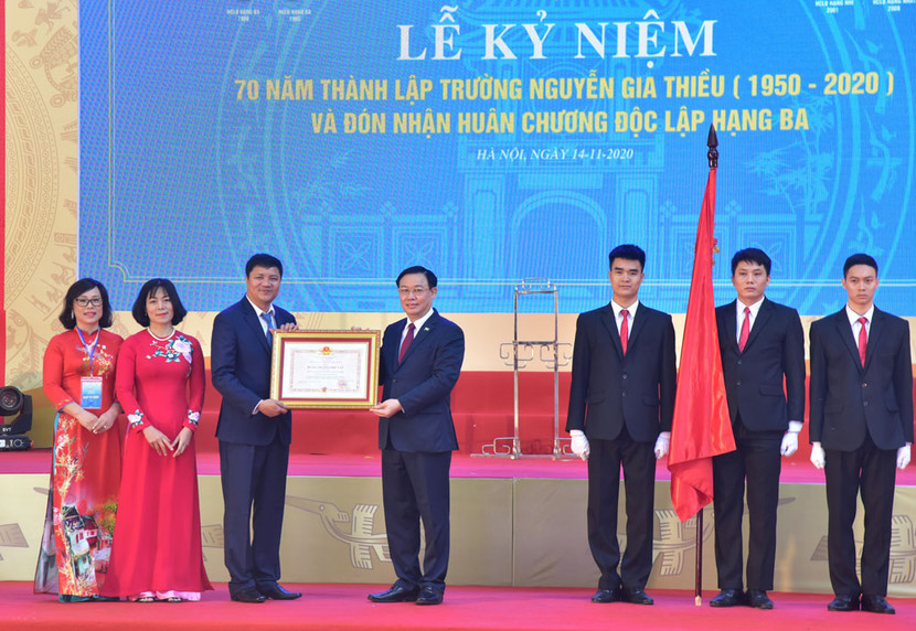 Ủy viên Bộ Chính trị, Bí thư Thành ủy Hà Nội Vương Đình Huệ trao tặng Trường Trung học phổ thông Nguyễn Gia Thiều Huân chương Độc lập hạng Ba