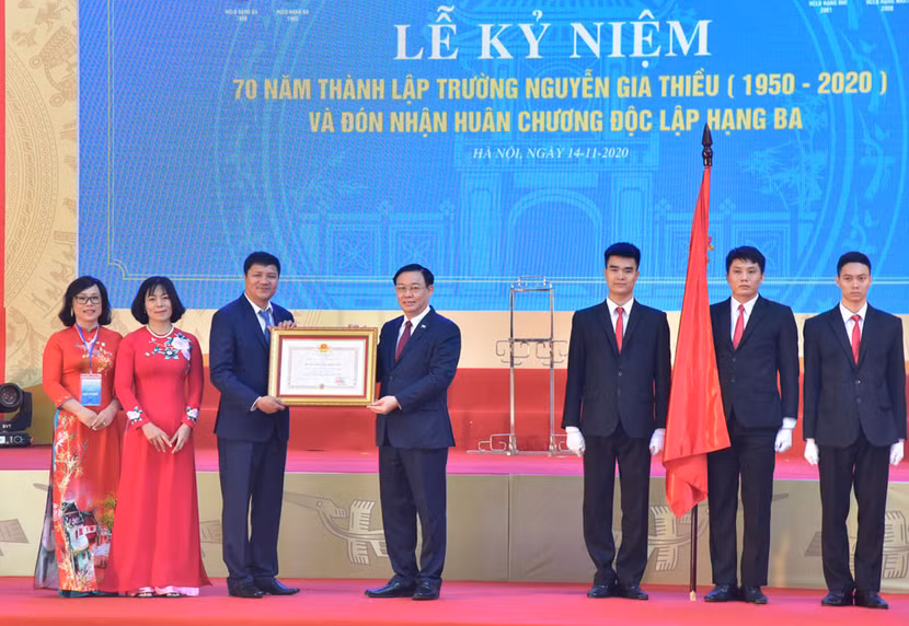 Ủy viên Bộ Chính trị, Bí thư Thành ủy Hà Nội Vương Đình Huệ trao tặng Trường Trung học phổ thông Nguyễn Gia Thiều Huân chương Độc lập hạng Ba