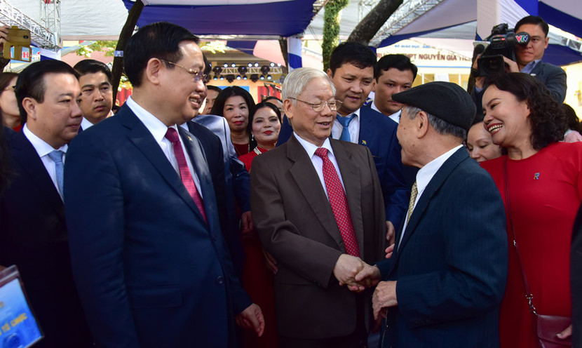 Tổng Bí thư, Chủ tịch nước Nguyễn Phú Trọng với các đại biểu dự lễ kỷ niệm 70 năm thành lập Trường THPT Nguyễn Gia Thiều