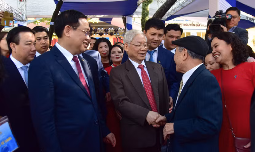 Tổng Bí thư, Chủ tịch nước Nguyễn Phú Trọng với các đại biểu dự lễ kỷ niệm 70 năm thành lập Trường THPT Nguyễn Gia Thiều