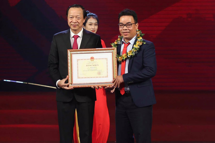 Thứ trưởng Bộ Giáo dục và Đào tạo Phạm Ngọc Thưởng trao thưởng cho tác giả đoạt giải Đặc biệt Giải Báo chí toàn quốc “Vì sự nghiệp giáo dục Việt Nam” năm 2020 Thứ trưởng Bộ Giáo dục và Đào tạo Phạm Ngọc Thưởng trao thưởng cho tác giả đoạt giải Đặc biệt Giải Báo chí toàn quốc “Vì sự nghiệp giáo dục Việt Nam” năm 2020