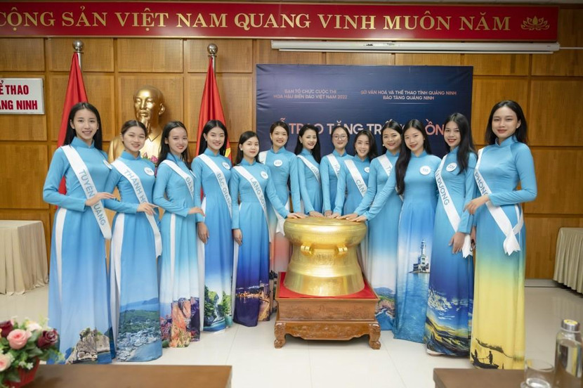 Top 36 thí sinh có mặt tại Bảo tàng Quảng Ninh để trao tặng trống đồng