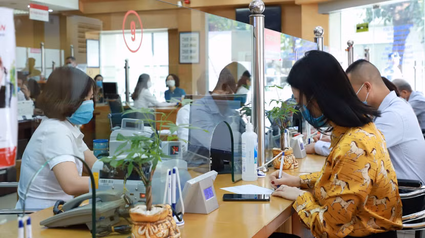 Các ngân hàng thương mại nỗ lực tiết giảm chi phí để tháo gỡ khó khăn cho sản xuất kinh doanh và tiêu dùng