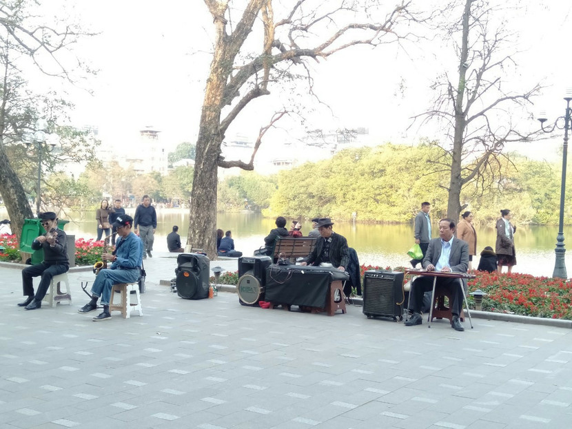 Sự sáng tạo, đa dạng trong phong cách dân gian và nét hiện đại mang lại một sắc thái mới mẻ cho hồ Gươm