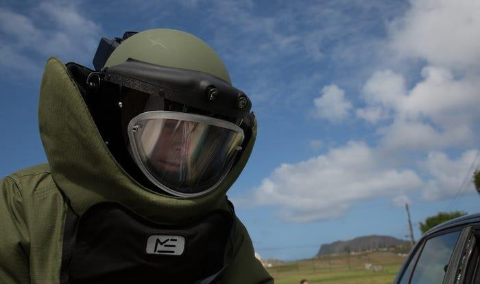 Bộ đồ bảo vệ chuyên nghiệp nhưng đôi khi hạn chế thao tác vì quá cồng kềnh