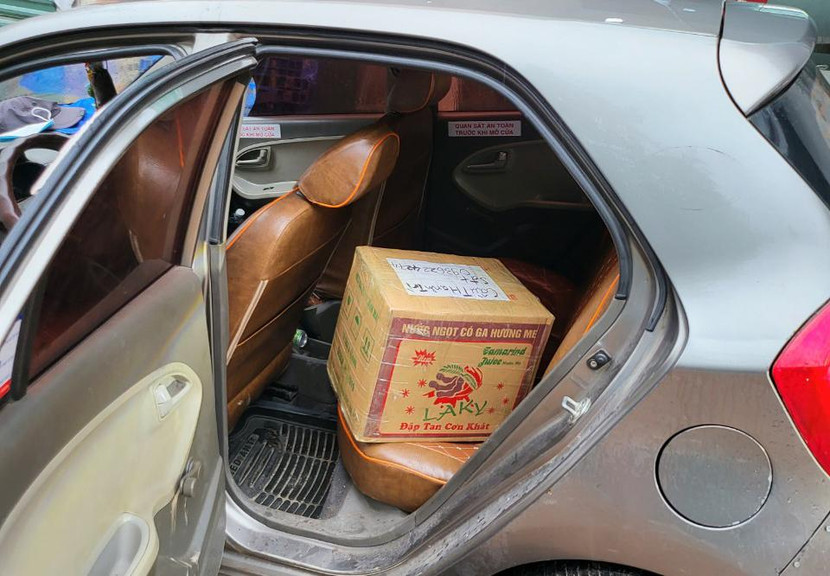 Chiếc xe taxi và thùng trâu khô bí ẩn Chiếc xe taxi và thùng trâu khô bí ẩn