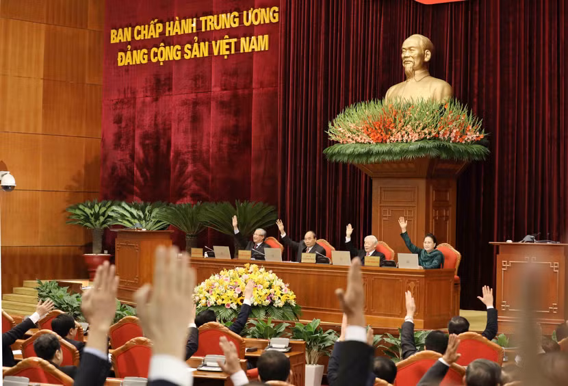 Đại biểu biểu quyết thông qua dự thảo Nghị quyết Hội nghị Trung ương lần thứ 14 khóa XII
