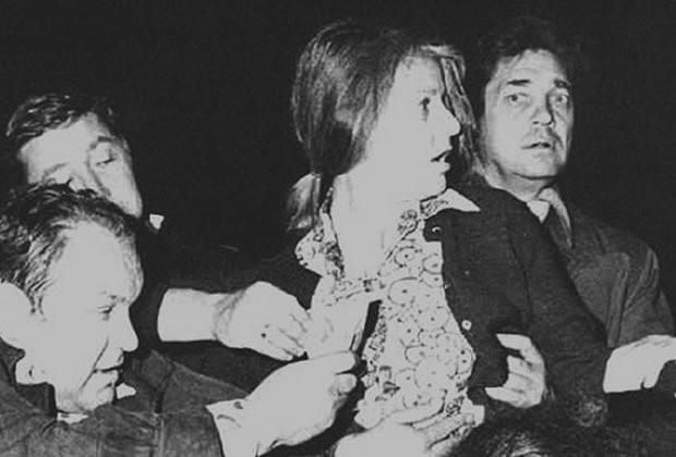 Phó lãnh sự Đại sứ quán Mỹ Martha Peterson khi bị bắt giữ Phó lãnh sự Đại sứ quán Mỹ Martha Peterson khi bị bắt giữ