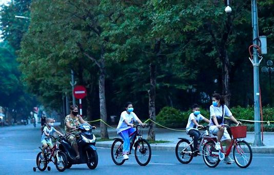 Người đi xe đạp dàn hàng ngang trên đường… và hồn nhiên đi vào đường cấm