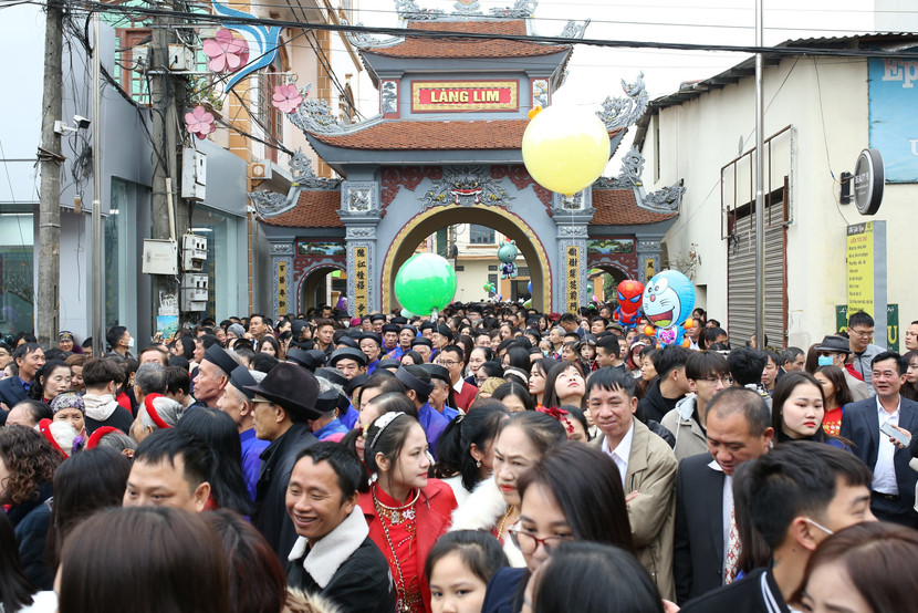 Người dân nô nức theo đoàn rước lễ.