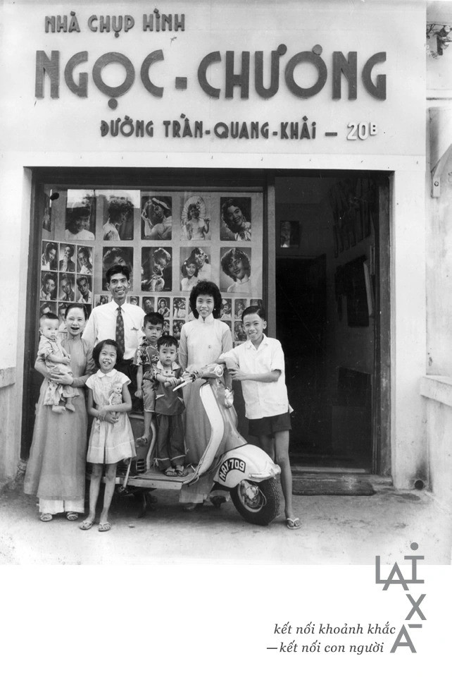 Gia đình chủ một hiệu ảnh trong những năm 80-90 của thế kỷ trước Gia đình chủ một hiệu ảnh trong những năm 80-90 của thế kỷ trước