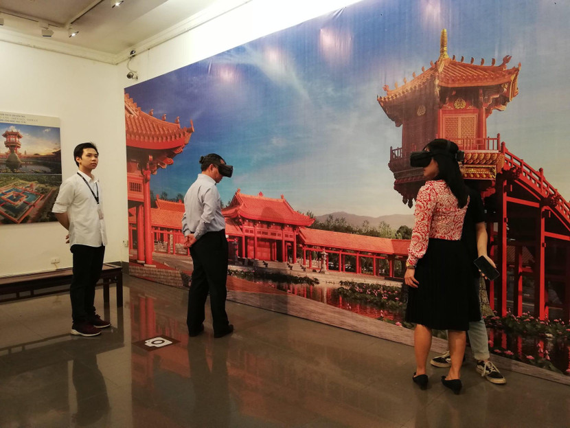 Khán giả trải nghiệm các sản phẩm công nghệ thực tế ảo (Ảnh: SEN Heritage)