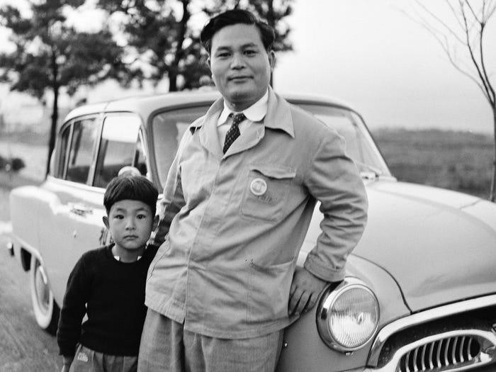 Kazuo Sakamaki, tù binh chiến tranh đầu tiên của Mỹ trong Thế chiến 2 cùng con trai tại nhà máy Toyota nơi ông làm việc ở Tokyo ngày 21-11-1956 Kazuo Sakamaki, tù binh chiến tranh đầu tiên của Mỹ trong Thế chiến 2 cùng con trai tại nhà máy Toyota nơi ông làm việc ở Tokyo ngày 21-11-1956