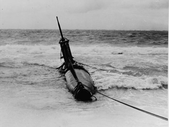 Một tàu ngầm mini của Nhật Bản mắc cạn sau cuộc tấn công Trân Châu cảng hôm 8-12-1941 Một tàu ngầm mini của Nhật Bản mắc cạn sau cuộc tấn công Trân Châu cảng hôm 8-12-1941