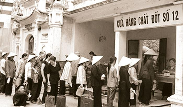 Xếp hàng mua chất đốt thời bao cấp