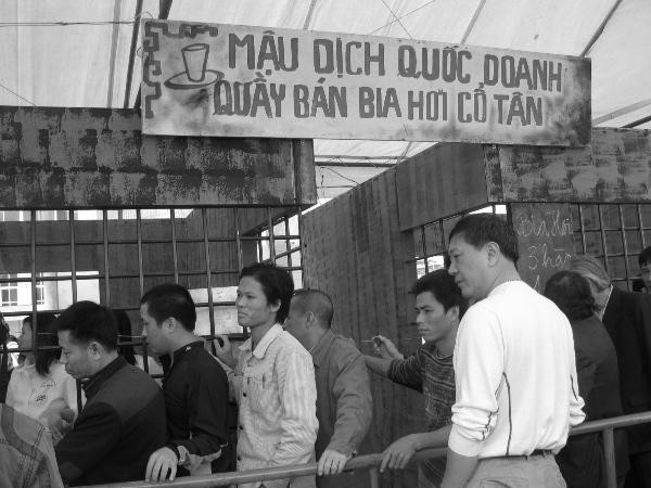 Xếp hàng mua bia hơi thời bao cấp