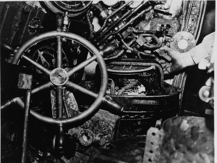 Phòng điều khiển của chiếc tàu ngầm mini được trục vớt vào tháng 12-1941 Phòng điều khiển của chiếc tàu ngầm mini được trục vớt vào tháng 12-1941