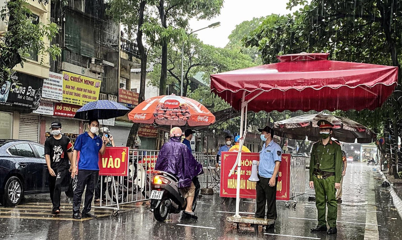 Không quản ngại mưa gió, các lực lượng làm nhiệm vụ vẫn bám chốt kiểm soát để phòng ngừa dịch bệnh lây lan Không quản ngại mưa gió, các lực lượng làm nhiệm vụ vẫn bám chốt kiểm soát để phòng ngừa dịch bệnh lây lan