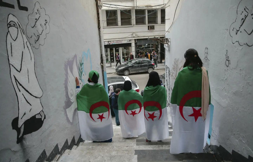 Những người phụ nữ trẻ Algeria tạo dáng bên cạnh tác phẩm nghệ thuật đường phố. Ảnh: Mosa'ab Elshamy Những người phụ nữ trẻ Algeria tạo dáng bên cạnh tác phẩm nghệ thuật đường phố. Ảnh: Mosa'ab Elshamy