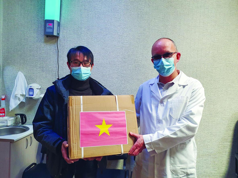 Anh Nguyễn Anh Nam (SN 1981), Trưởng nhóm hỗ trợ người Việt vượt qua Covid-19, hiện đang là giảng viên trường Đại học Tổng hợp Liên bang Viễn Đông, thành phố Vladivostok, tỉnh Pimorye, Liên bang Nga tặng quà các bác sĩ bệnh viện tuyến đầu của Pimorye