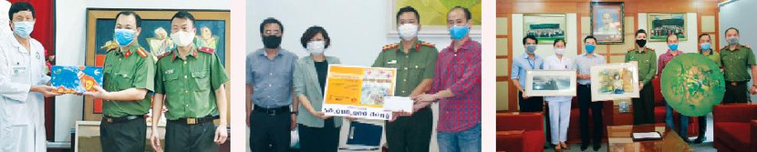 Từ trái qua: Các đồng chí Phó Tổng Biên tập Báo An ninh Thủ đô Trung tá Lưu Hồng Quân, Thiếu tá Chu Quốc Dũng, Thiếu tá Vũ Mạnh Hùng cùng Công ty Indochine Art trao quà tiếp sức các y, bác sĩ trên tuyến đầu chống dịch ở các bệnh viện Trung ương và Hà Nội