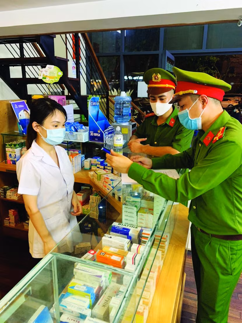CATP Hà Nội tăng cường kiểm tra, hướng dẫn các cơ sở kinh doanh tân dược chấp hành quy định pháp luật