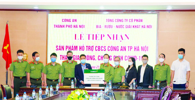 Thiếu tướng Đoàn Ngọc Hùng - Phó Giám đốc Công an TP Hà Nội đại diện cho đơn vị tiếp nhận sản phẩm hỗ trợ CBCS Công an TP Hà Nội thông qua Báo An ninh Thủ đô