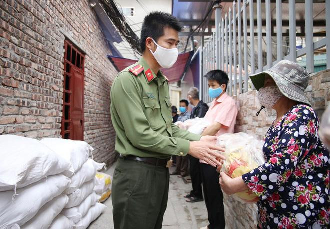 Đại diện Đoàn Thanh niên Báo An ninh Thủ đô trao quà và động viên các bệnh nhân xóm chạy thận