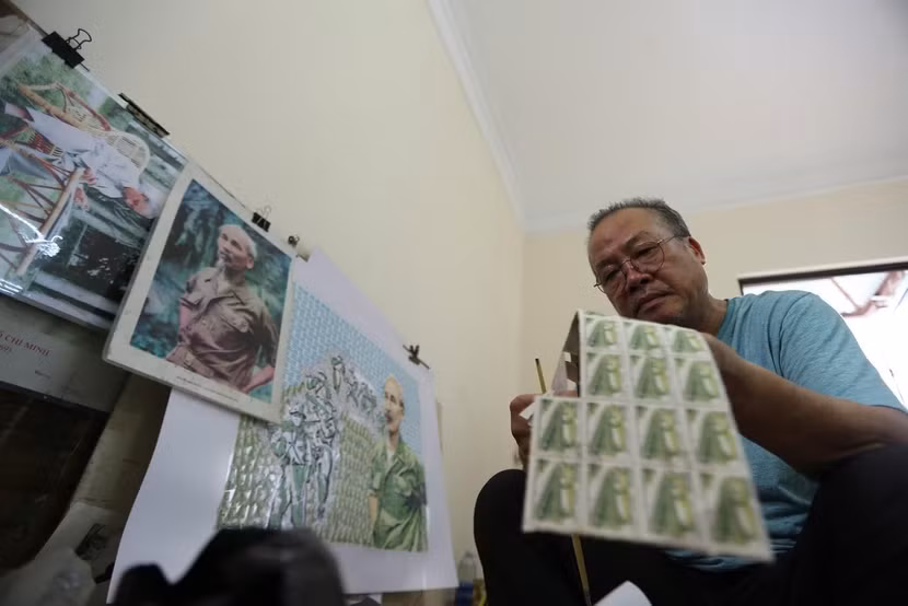 Họa sĩ Đỗ Lệnh Tuấn đã ghép tổng cộng gần 1.000 bức tranh tem về đề tài Bác Hồ