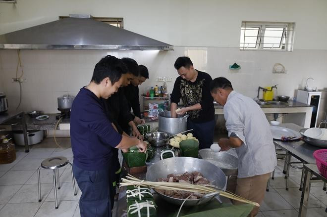 Những đôi tay thoăn thoắt gói bánh chưng của những người lính cứu hỏa Những đôi tay thoăn thoắt gói bánh chưng của những người lính cứu hỏa