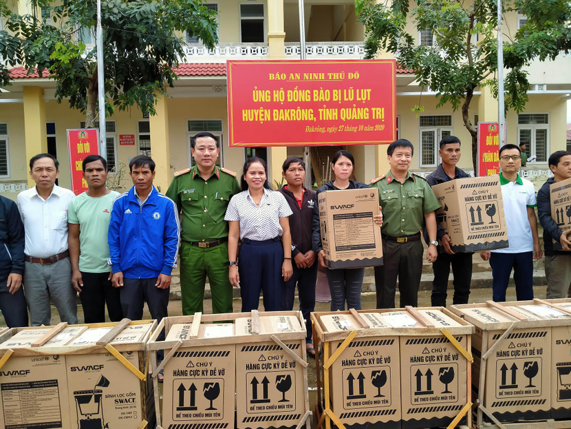 Đoàn công tác xã hội do Thượng tá Nguyễn Thanh Bình, Tổng Biên tập Báo An ninh Thủ đô trao tặng bình lọc nước tới người dân huyện biên giới Đakrông (tỉnh Quảng Trị) trong đợt mưa lũ, tháng 10-2020