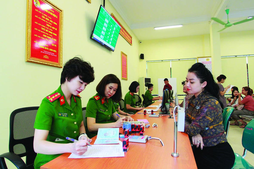 CATP Hà Nội tận tình hướng dẫn, giải đáp các thủ tục hành chính phục vụ nhân dân