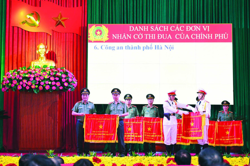 (Trong ảnh: Trung tướng Nguyễn Hải Trung, Ủy viên Ban Thường vụ Thành ủy, Bí thư Đảng ủy, Giám đốc CATP Hà Nội thay mặt toàn lực lượng Công an Thủ đô đón nhận Cờ thi đua của Chính phủ)