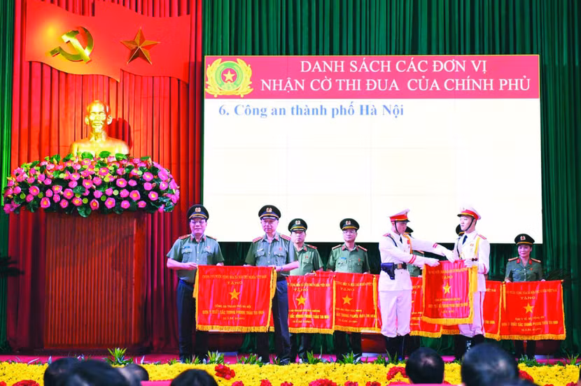 (Trong ảnh: Trung tướng Nguyễn Hải Trung, Ủy viên Ban Thường vụ Thành ủy, Bí thư Đảng ủy, Giám đốc CATP Hà Nội thay mặt toàn lực lượng Công an Thủ đô đón nhận Cờ thi đua của Chính phủ)