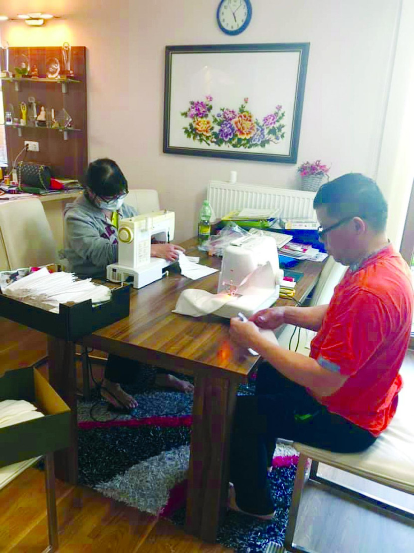 Cộng đồng người Việt tại Cộng hòa Czech may, phát khẩu trang cho bác sĩ