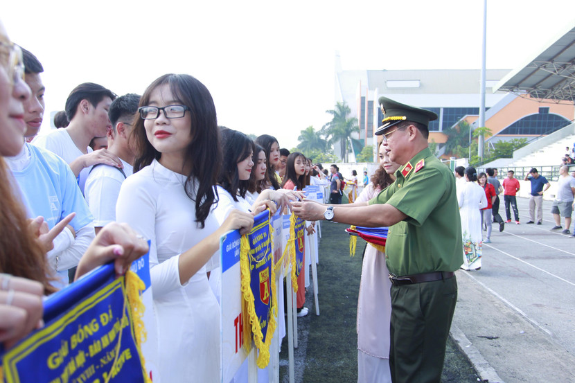 Thiếu tướng Đào Thanh Hải - Phó Giám đốc CATP Hà Nội trao cờ lưu niệm cho các đội bóng tham gia Giải bóng đá học sinh THPT Hà Nội - Báo An ninh Thủ đô Lần thứ XVIII 2018 - Cup Number 1 Active