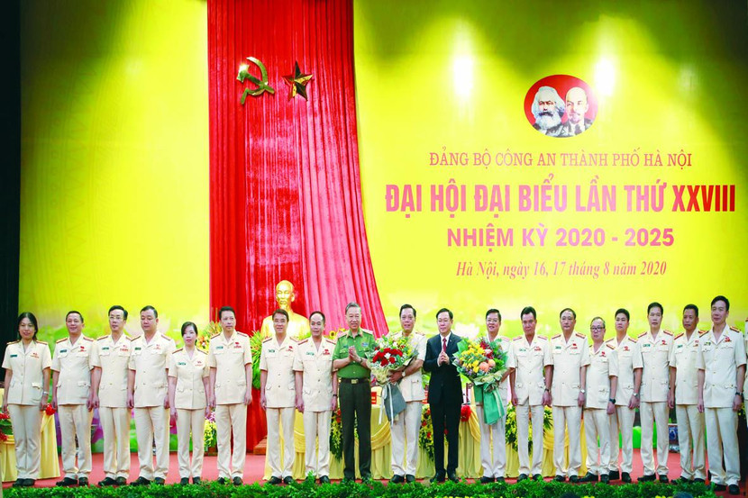 Đại tướng Tô Lâm, Ủy viên Bộ Chính trị, Bí thư Đảng ủy Công an Trung ương, Bộ trưởng Bộ Công an và Ủy viên Bộ Chính trị, Bí thư Thành ủy Hà Nội Vương Đình Huệ tặng hoa chúc mừng Ban Chấp hành Đảng bộ CATP Hà Nội nhiệm kỳ 2020 - 2025